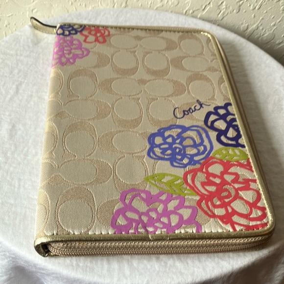 Coach: Floral Print Zip Reader Holder- Gold Tone - Picture 12 of 16